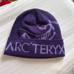 Arc’teryx Bird word toque hat in purple